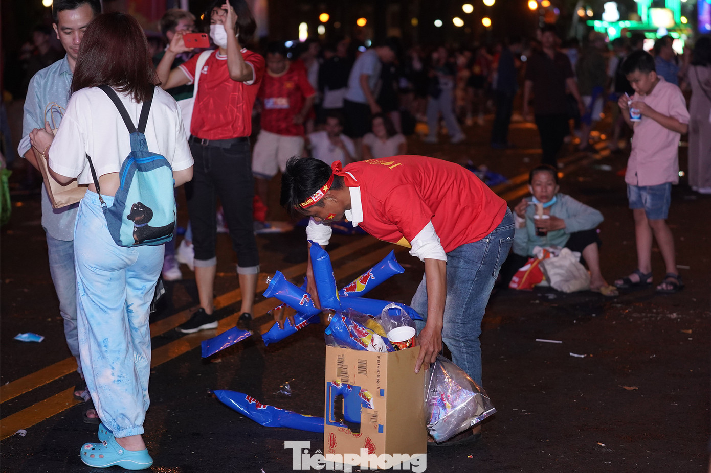 Nhiều cổ động viên khác cũng tìm vật dụng đi gom rác.