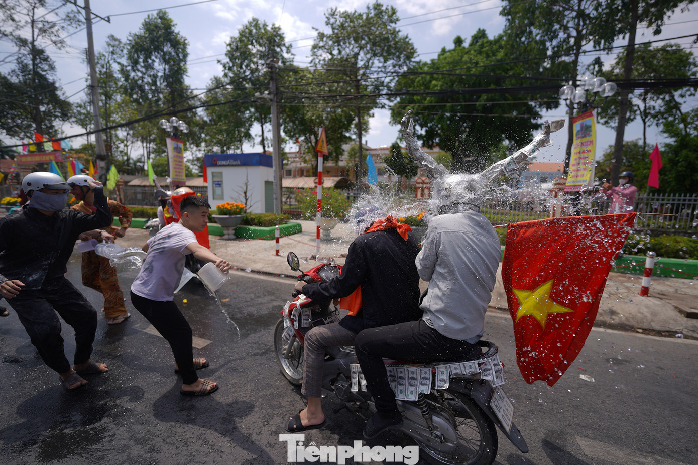 Một đôi "quỷ" bị tạt nước hội đồng ngay trước cổng UBND huyện Châu Thành.