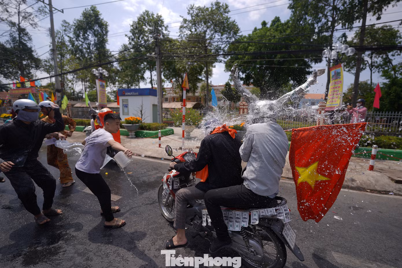 Một đôi "quỷ" bị tạt nước hội đồng ngay trước cổng UBND huyện Châu Thành.