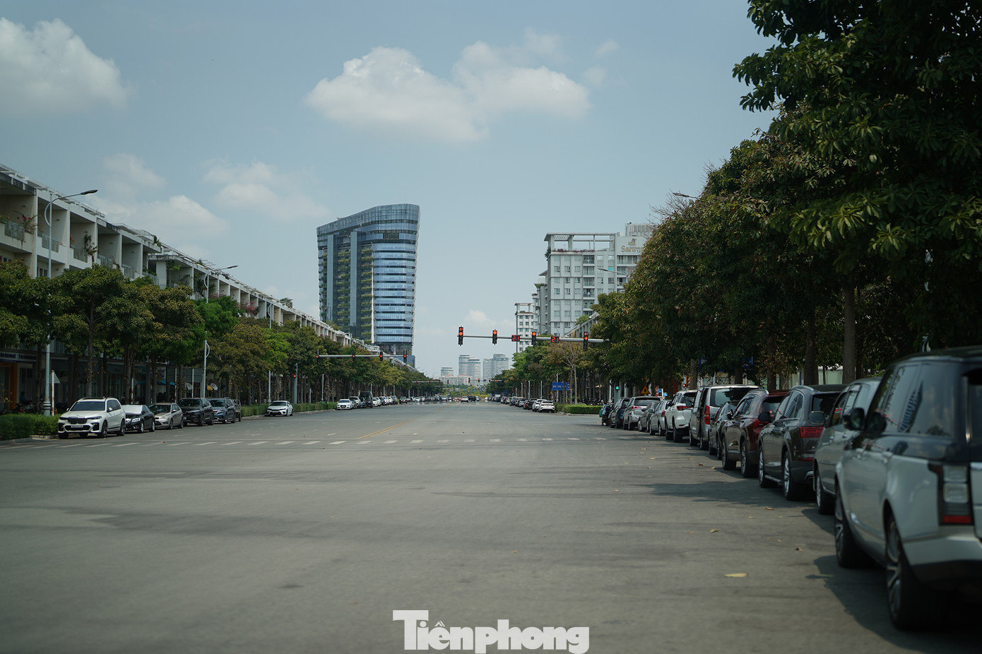 Đường Nguyễn Cơ Thạch là nơi phát triển hoàn chỉnh, sầm uất nhất ở Thủ Thiêm hiện tại với nhiều nhà hàng, cà phê, siêu thị...