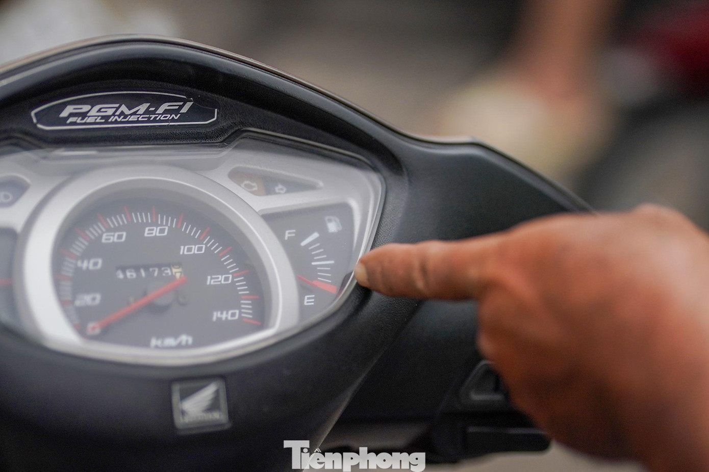 Nhiều trường hợp chờ đổ xăng gần một giờ đồng hồ trong tình trạng cạn bình.