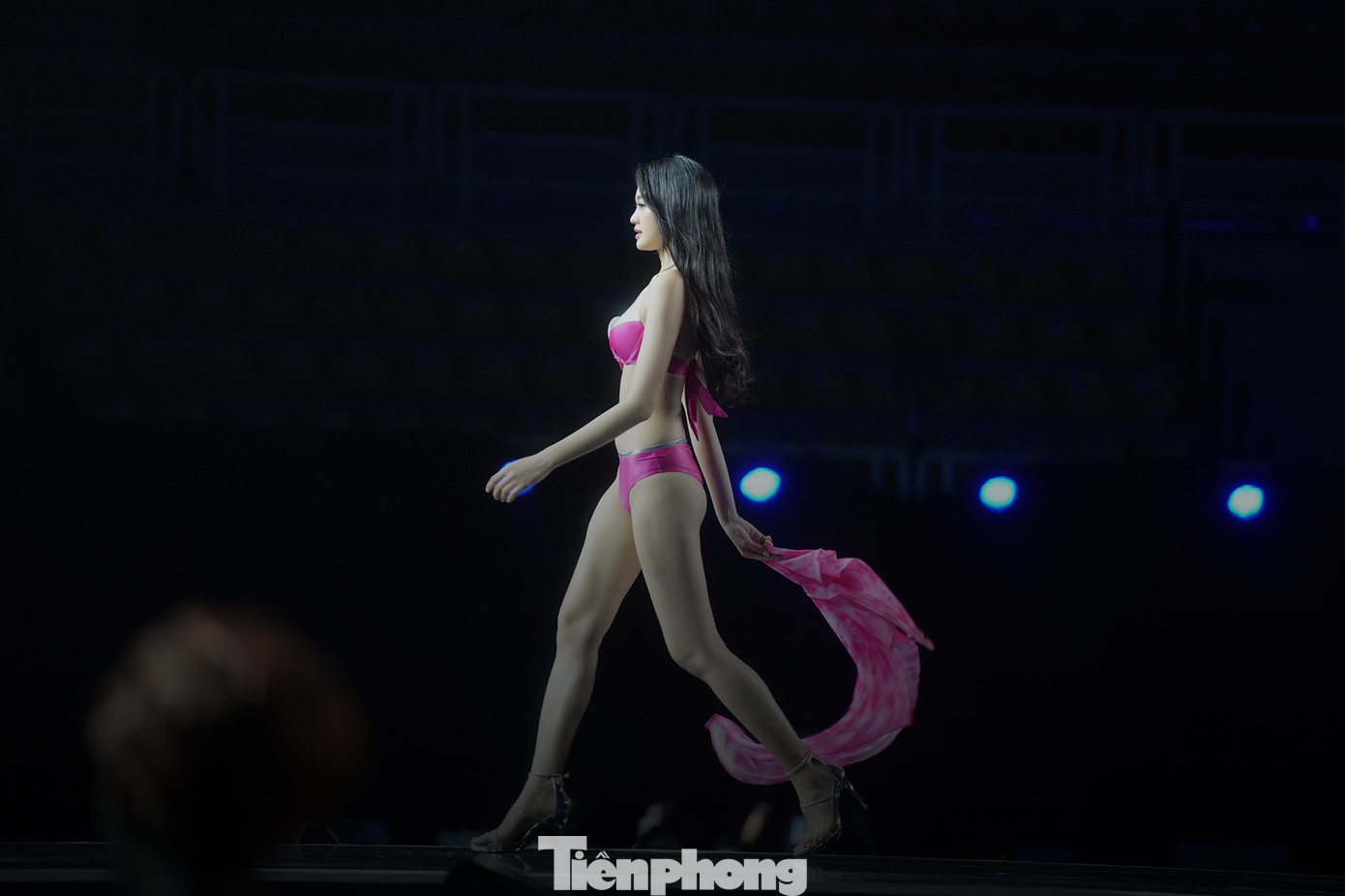 Dù góc cận, góc nghiêng, Bé Quyên luôn gây ấn tượng với hình thể thon gọn. Đôi chân dài cùng chiều cao 1,74 m, số đo ba vòng 77-57-93 giúp cô tự tin trình diễn và khoe trọn những nét đẹp nhất trên cơ thể.