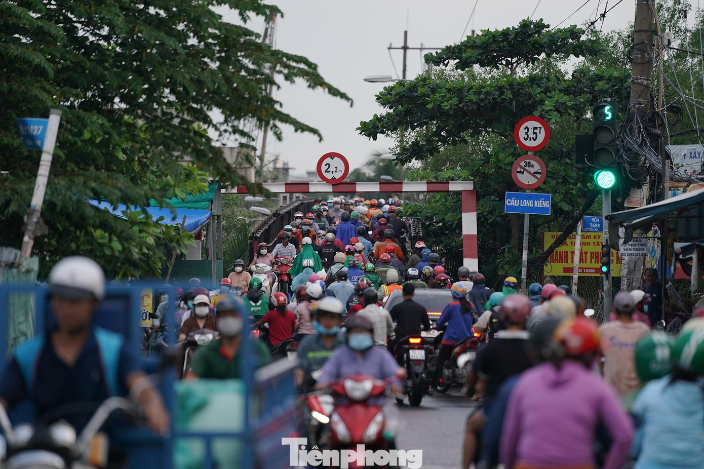 Cầu mới ì ạch thi công hơn hai thập kỷ, cây cầu sắt Long Kiểng cũ phải gánh tải theo từng ấy thời gian. Hàng ngày, vào giờ tan tầm, hàng nghìn phương tiện chen chúc lưu thông qua cầu cũ. Cầu mới ì ạch thi công hơn hai thập kỷ, cây cầu sắt Long Kiểng cũ phải gánh tải theo từng ấy thời gian. Hàng ngày, vào giờ tan tầm, hàng nghìn phương tiện chen chúc lưu thông qua cầu cũ.