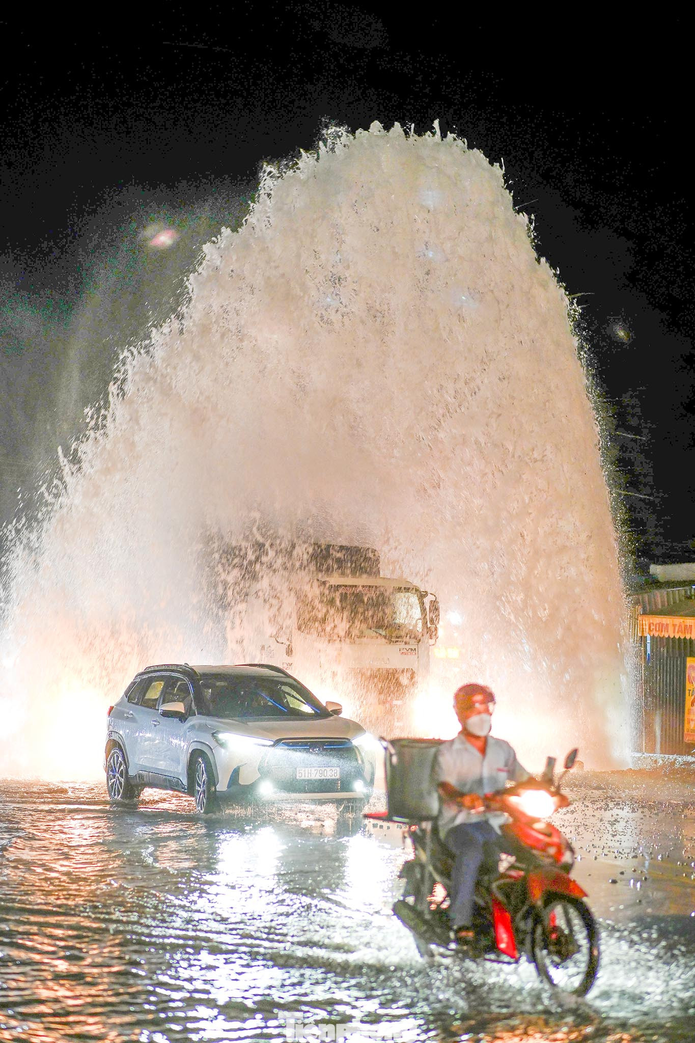Đường ống cấp nước bị vỡ. Do áp lực trong đường ống quá mạnh khiến nước phun cao như “vòi rồng” phá hủy một phần mặt đường. Chiều cao ước tính của "vòi rồng" cao bằng tòa nhà 2 tầng khiến việc lưu thông của các phương tiện qua khu vực này gặp nhiều khó khăn