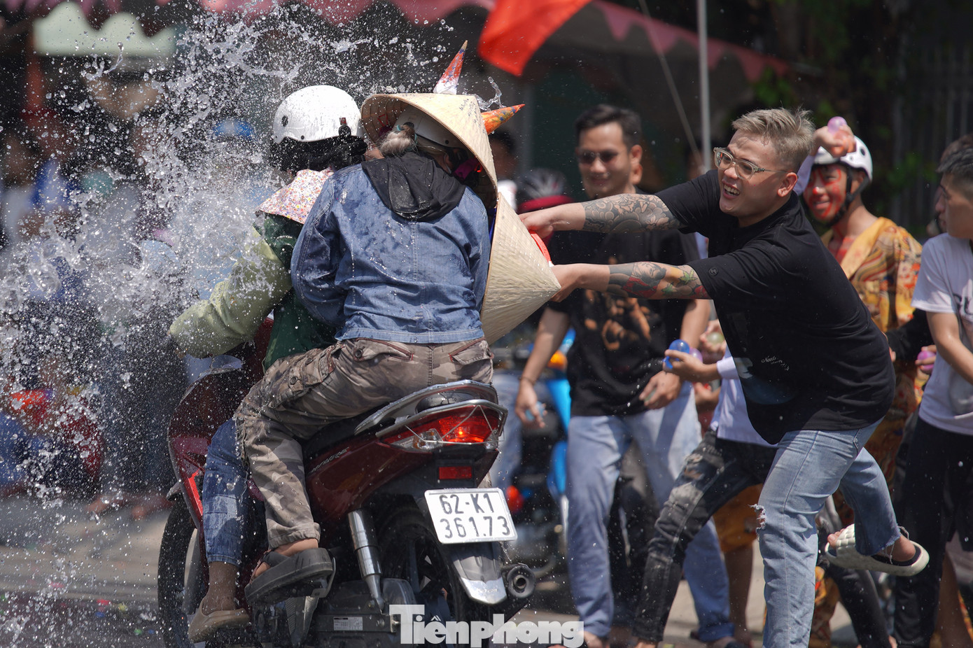 Một số người đi đường gặp vạ lây khi bị tạt nước như đối với những người hóa trang thành ma quỷ.