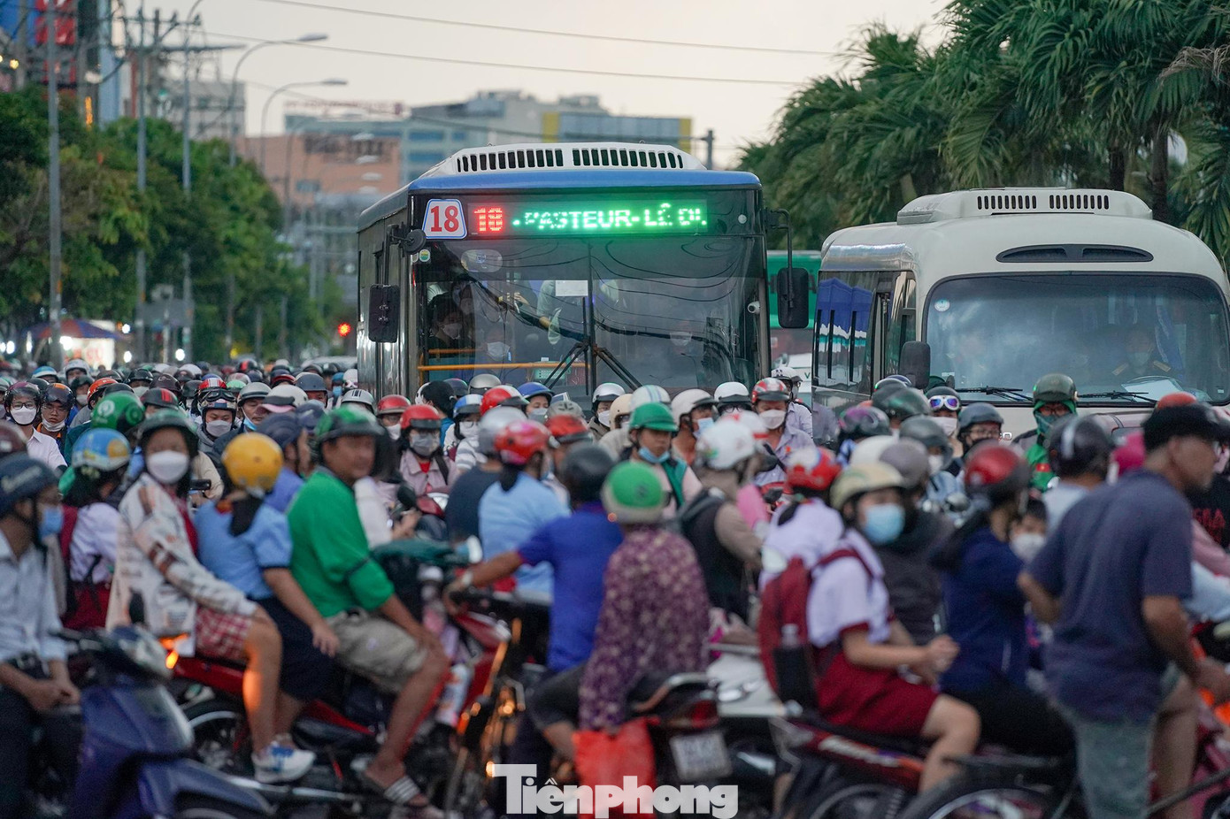 Nguyên nhân lớn nhất của việc xe buýt ế khách chính là các tuyến vẫn còn bất tiện so với nhu cầu di chuyển của người dân. Mặt khác, thời gian di chuyển cũng là bài toán khó cho ngành xe buýt. Áp lực thời gian dẫn đến nhiều vấn đề như: xung đột giao thông, xung đột với người tham gia giao thông, các bác tài chịu áp lực đảm bảo đúng tuyến, đúng giờ...