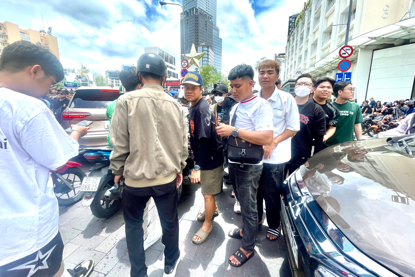 Dòng người chen lấn giữa trưa, chèn qua đầu ô tô, giao thông ùn tắc cục bộ ngay góc khách sạn REX.