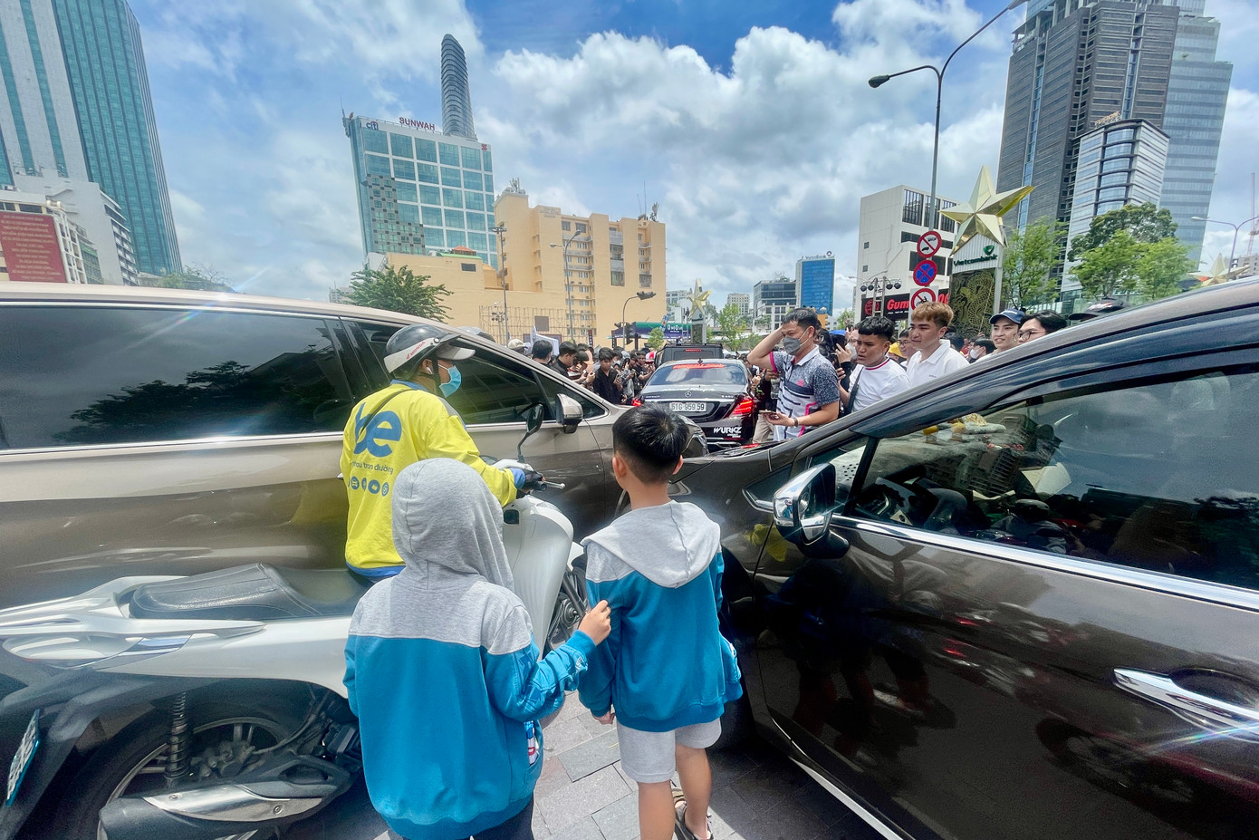 Đám đông tràn ra nút giao hồ sen phun nước, phía trước tượng đài Bác Hồ chụp ảnh xe bất chấp giao thông hỗn loạn. Đáng nói, sự việc diễn ra ngay trục giao thông công cộng, tập trung đông người và không có hàng rào an toàn phân khu vực.