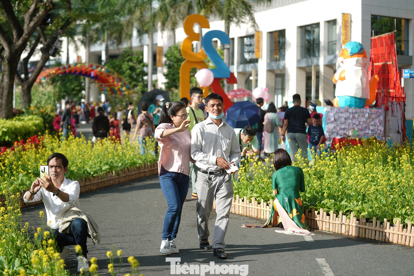 Mùng 3 Tết, thời tiết TPHCM nắng khá gắt, rất khác so với không khí dễ chịu trước đó.