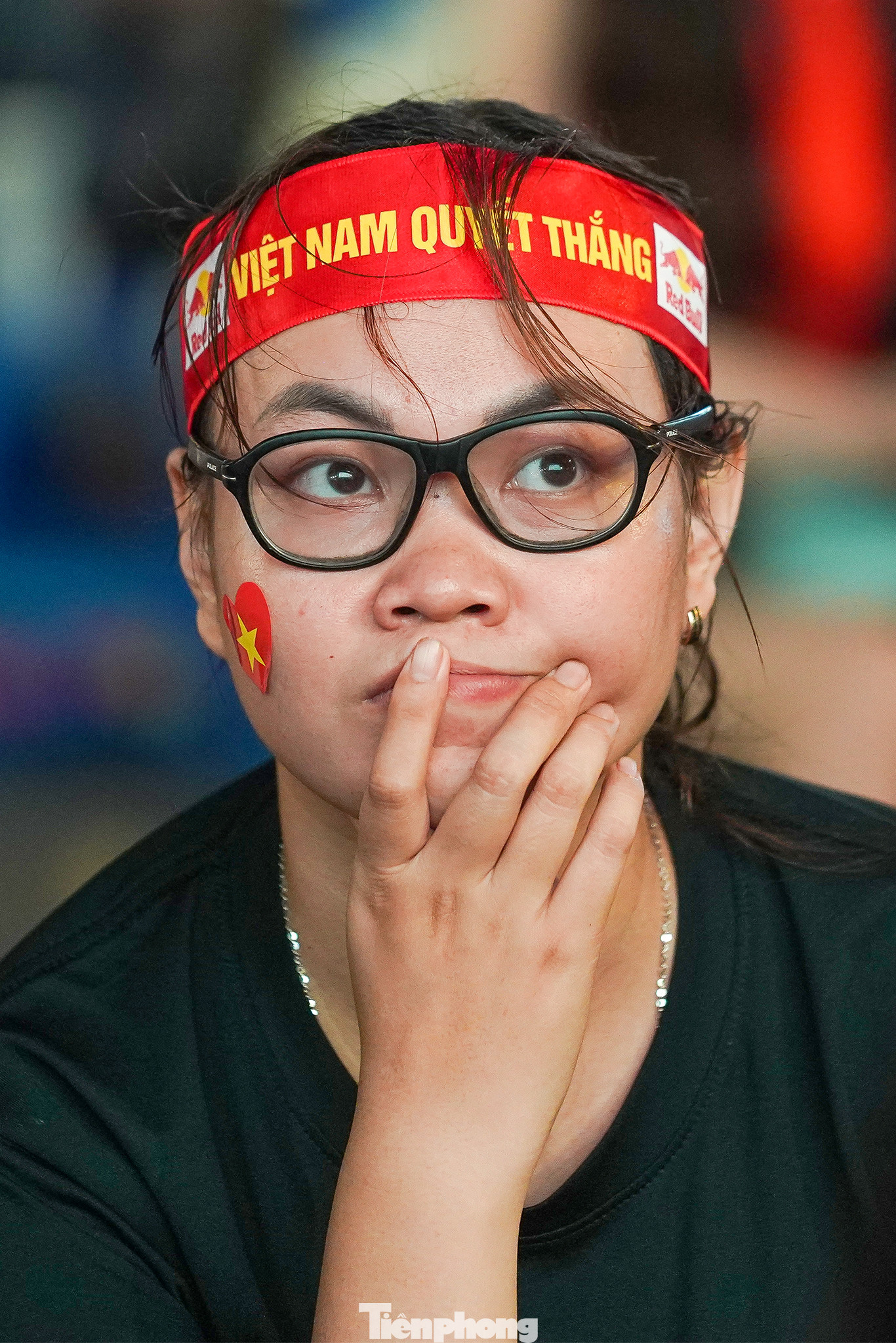 Đội tuyển nữ Việt Nam thắng dễ nữ Myanmar 2-0, trở thành nhà vô địch SEA Games 32 và lập kỳ tích 4 lần liên tiếp giành HCV. Một cổ động viên tập trung theo dõi khoảnh khắc đăng quang của đội tuyển nữ Việt Nam.