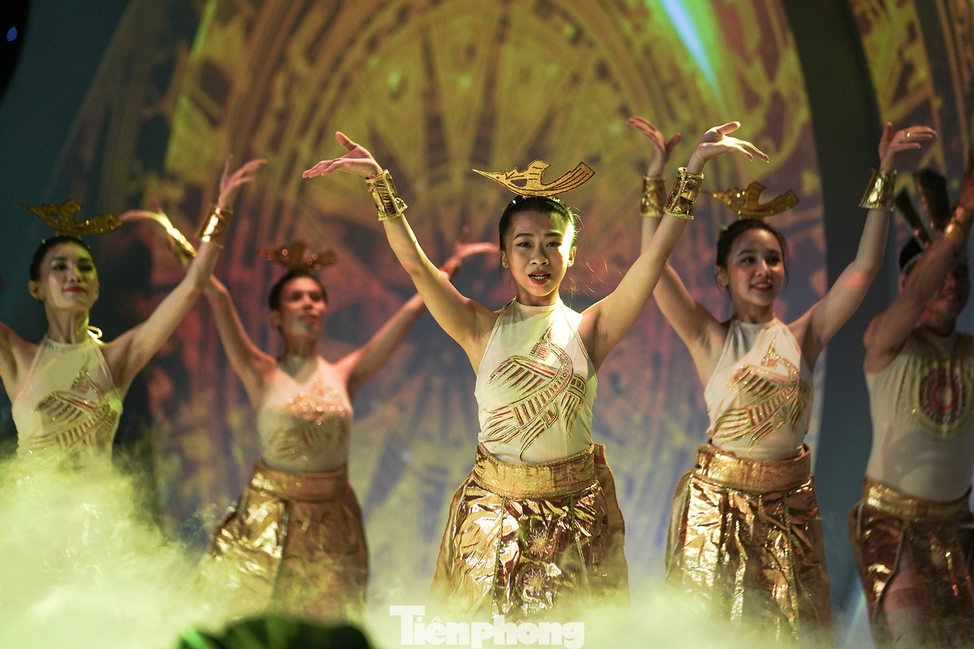 Chương trình ngập sắc màu thể hiện dòng chảy lịch sử Việt Nam hàng ngàn năm qua được viết nên bởi sự đồng lòng, đoàn kết, thương yêu và đùm bọc lẫn nhau của 54 dân tộc anh em trong những ngày bình yên cũng như mùa giông bão. Trong lao động, những nụ cười lạc quan và ấm áp đã tạo tác nên phẩm chất người Việt Nam chân chất và bao dung, thân thiện và hồn hậu. Trong đấu tranh, những giọt nước mắt lặng lẽ rơi đã định hình giá trị của những con người kiên trung, bất khuất nhưng luôn yêu chuộng hòa bình, hướng về tương lai, hợp tác và là bạn với tất cả quốc gia, dân tộc trên thế giới.