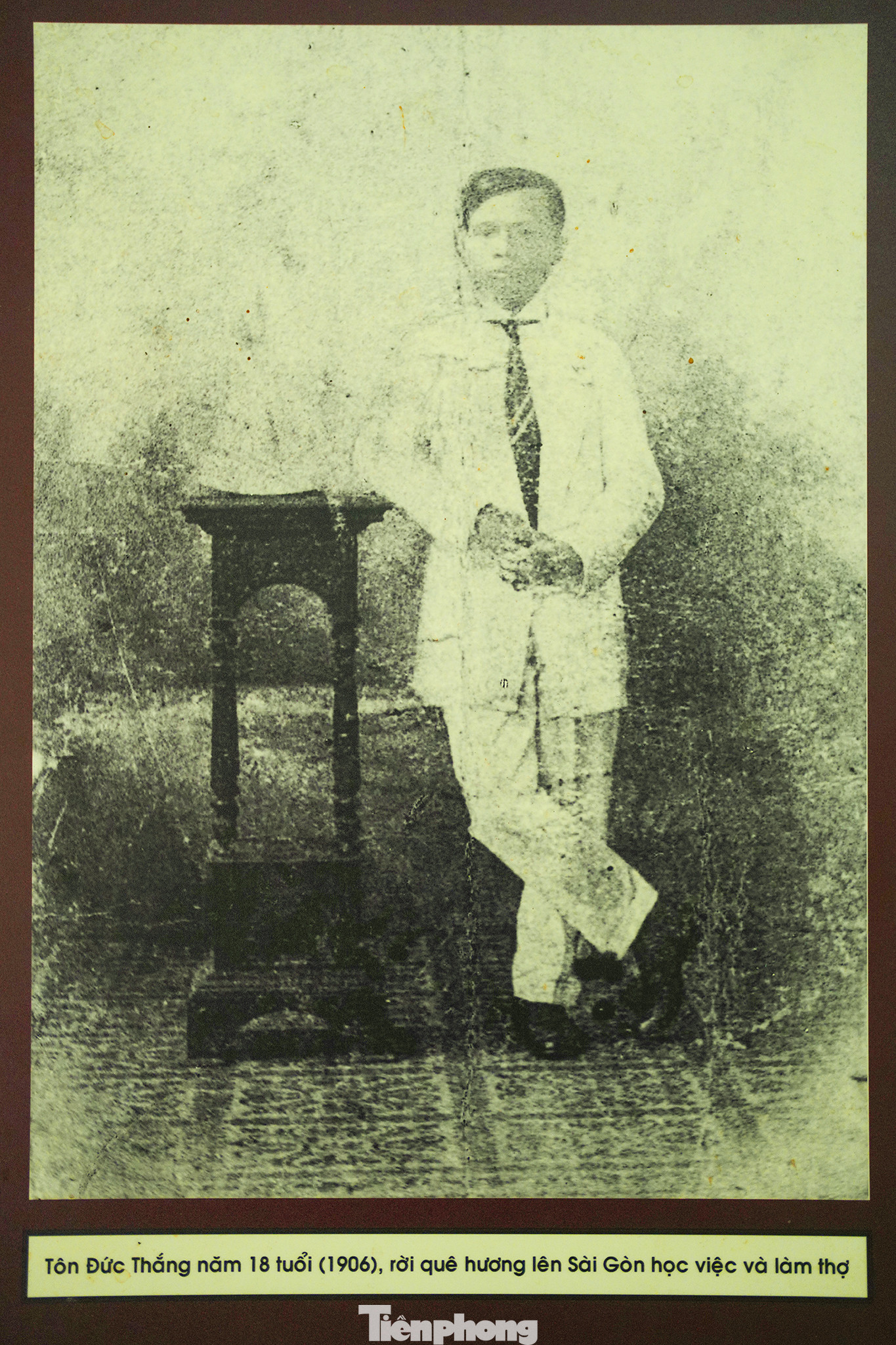 Chân dung anh Hai Thắng khi mới 18 tuổi. Ảnh được trưng bày tại Nhà tưởng niệm Chủ tịch nước Tôn Đức Thắng.