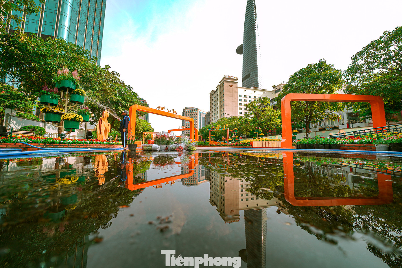 Điểm nổi bật của Đường hoa 2023 là sự thay đổi tiểu cảnh hoa tại khu vực tượng đài Bác Hồ phía trước tòa nhà Ủy ban Nhân dân Thành phố. Thay cho 36 chậu mai như mọi năm, năm nay 68 cội mai vàng đến từ làng mai Bình Lợi (TPHCM) sẽ tăng thêm vẻ đẹp rực rỡ mà dung dị cho khu vực tôn nghiêm này. Đến đây, khách thưởng ngoạn sẽ có cảm giác như đang lạc bước vào một vườn mai tự nhiên ngay giữa lòng thành phố, nhẹ nhàng chiêm ngưỡng loài hoa xuân đặc trưng của đất phương Nam mang ý nghĩa biểu trưng cho sự đầm ấm, sum vầy, cát tường và hạnh phúc.