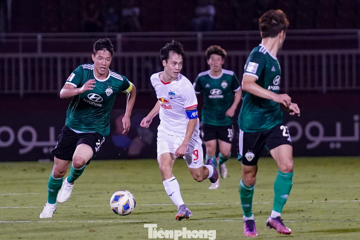 HLV Kim ấn tượng với lối chơi của Văn Toàn và Công Phượng. HLV Kim ấn tượng với lối chơi của Văn Toàn và Công Phượng.