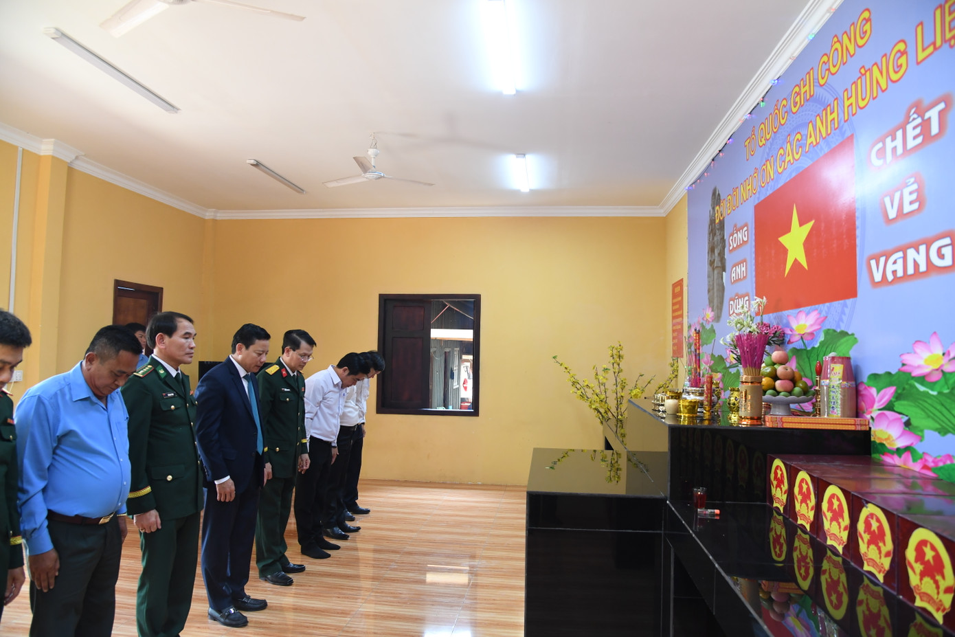 Ban chỉ đạo 515 tỉnh Long An thắp hương các hài cốt liệt sĩ tại nhà lưu trữ hài cốt liệt sĩ Việt Nam tại tỉnh Pailin. Ban chỉ đạo 515 tỉnh Long An thắp hương các hài cốt liệt sĩ tại nhà lưu trữ hài cốt liệt sĩ Việt Nam tại tỉnh Pailin.