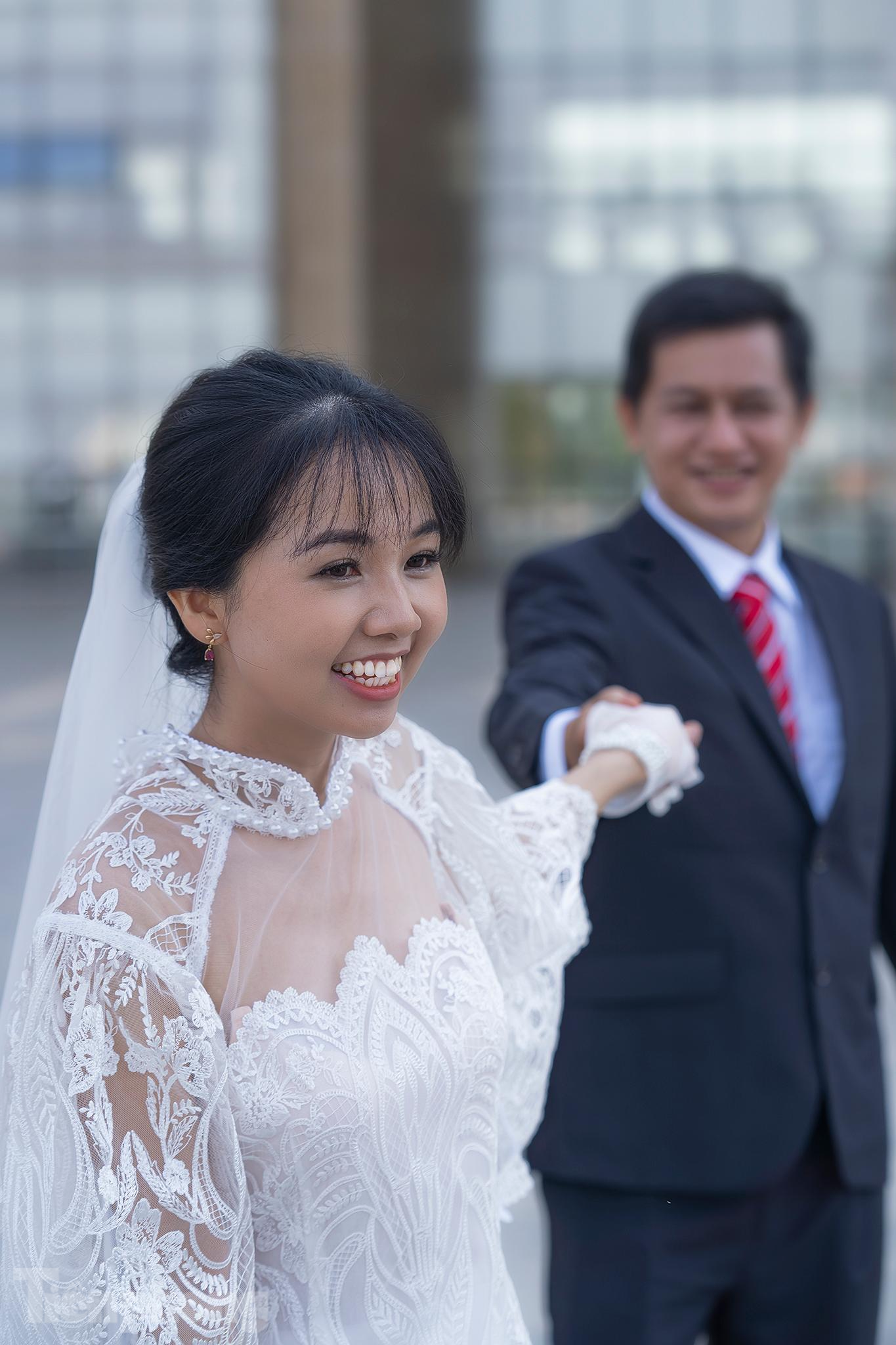 “Tham gia lễ cưới tập thể thực sự với riêng hai vợ chồng rất ý nghĩa khi có thêm sự ủng hộ của ba mẹ. Ngày xưa, ba mẹ trong chiến khu cũng làm lễ cưới tập thể. Mẹ tôi nói với hai đứa cố gắng vui xuân mới nhưng không quên nhiệm vụ. Có những lúc xuống tinh thần lắm vì ngày nào cũng ở trong phòng kín. Nhờ có ông xã, động viên và trò chuyện liên tục. Anh hay tìm những câu chuyện vui kể tôi nghe hay cùng bàn luận về một bộ phim hài qua điện thoại nên cũng giúp mình có thêm động lực”, chị Như bộc bạch. “Tham gia lễ cưới tập thể thực sự với riêng hai vợ chồng rất ý nghĩa khi có thêm sự ủng hộ của ba mẹ. Ngày xưa, ba mẹ trong chiến khu cũng làm lễ cưới tập thể. Mẹ tôi nói với hai đứa cố gắng vui xuân mới nhưng không quên nhiệm vụ. Có những lúc xuống tinh thần lắm vì ngày nào cũng ở trong phòng kín. Nhờ có ông xã, động viên và trò chuyện liên tục. Anh hay tìm những câu chuyện vui kể tôi nghe hay cùng bàn luận về một bộ phim hài qua điện thoại nên cũng giúp mình có thêm động lực”, chị Như bộc bạch.