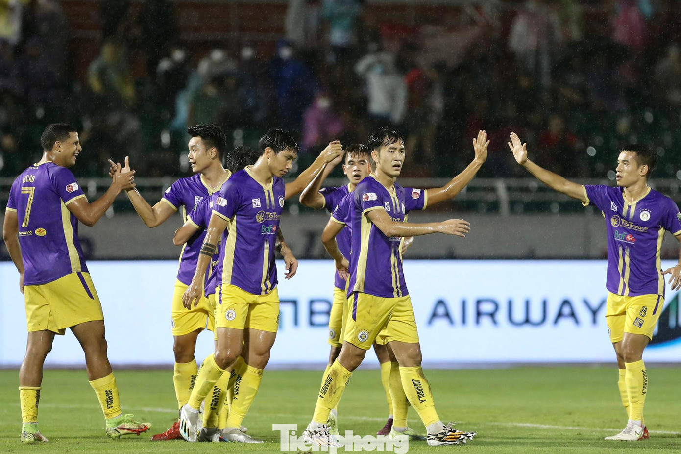 Chỉ 11 phút đầu trận, CLB TPHCM đã thủng lưới 3 bàn. Đó là các pha lập công của Lucao (phút thứ 7), Tuấn Hải (phút thứ 9), Hai Long (phút thứ 11).