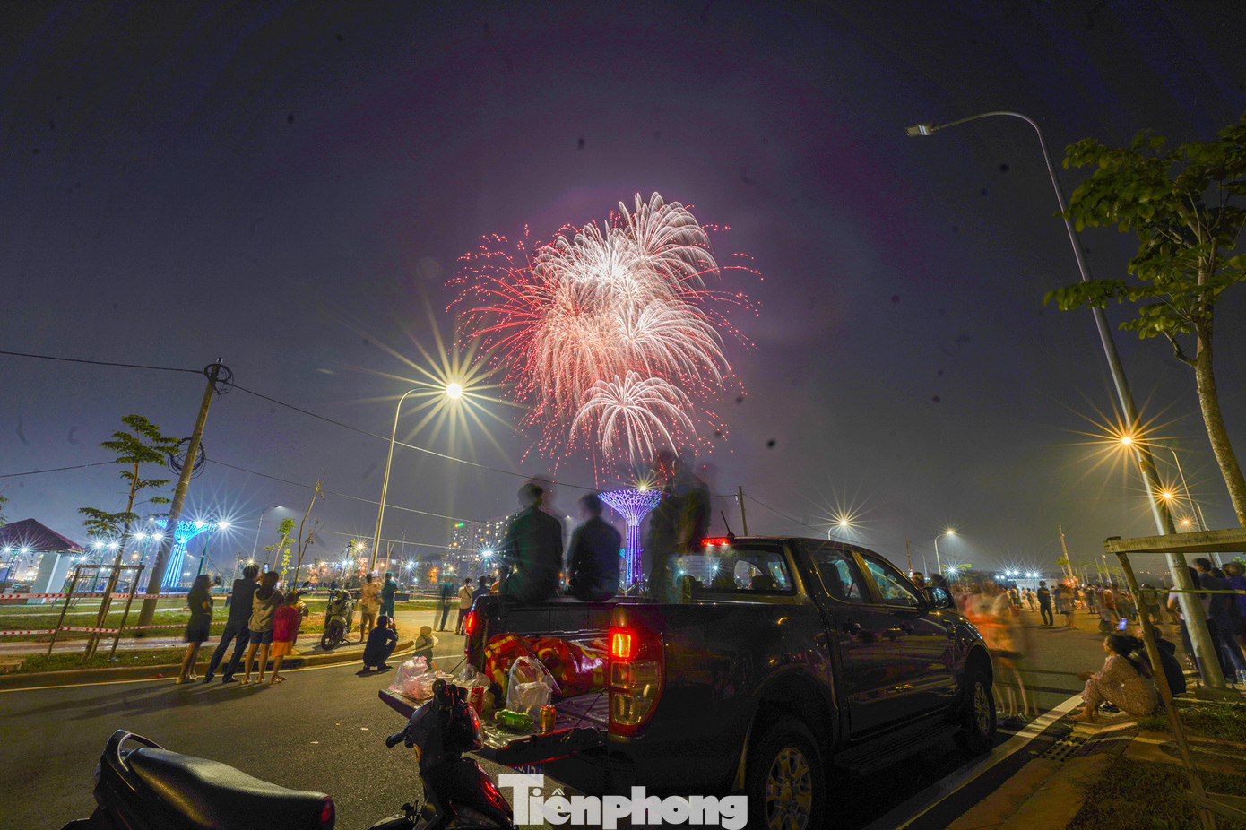 Từ chiều 28/1, rất đông người dân đã tìm đến Công viên khu dân cư 38 ha, Quận 12 (TPHCM) chờ xem pháo hoa tầm thấp. Từ chiều 28/1, rất đông người dân đã tìm đến Công viên khu dân cư 38 ha, Quận 12 (TPHCM) chờ xem pháo hoa tầm thấp.