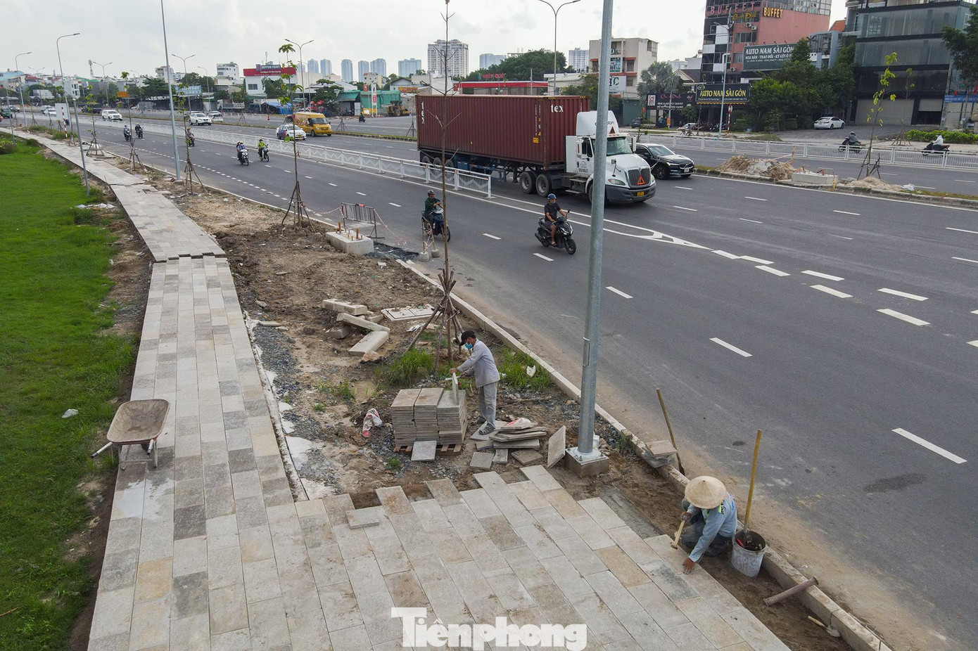 Có thể thấy vỉa hè gần các giao lộ được mở rộng diện tích, tạo nhiều không gian cho người đi bộ.