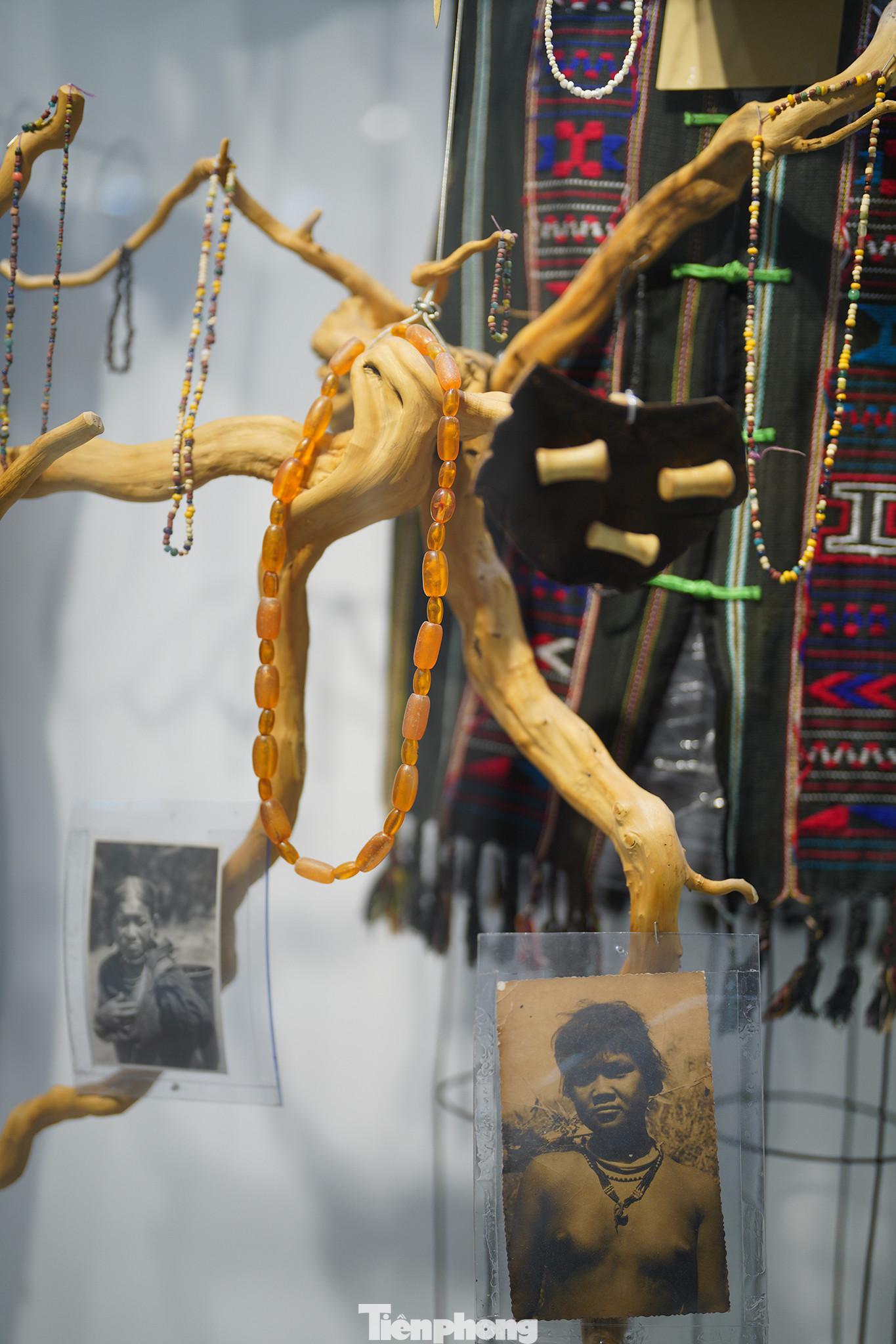 Trang sức của phụ nữ Mạ thế kỷ 18 - 20, chất liệu chính là từ xương, thuỷ tinh, ngà, nhựa cây...