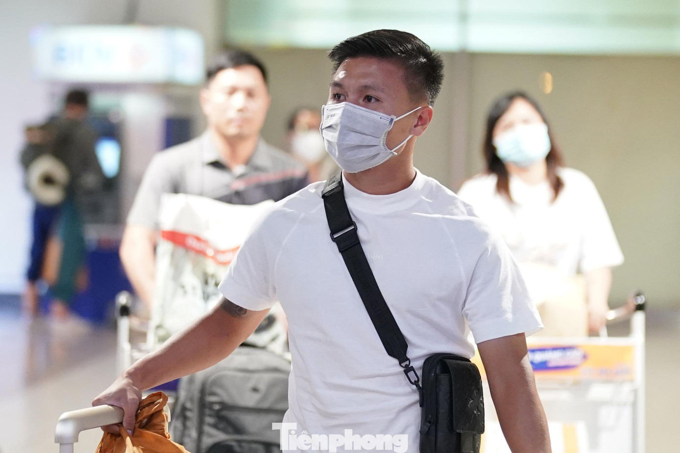 Gần 21h, Quang Hải xong thủ tục nhập cảnh và bước ra từ ga đến quốc tế Tân Sơn Nhất. Gần 21h, Quang Hải xong thủ tục nhập cảnh và bước ra từ ga đến quốc tế Tân Sơn Nhất.