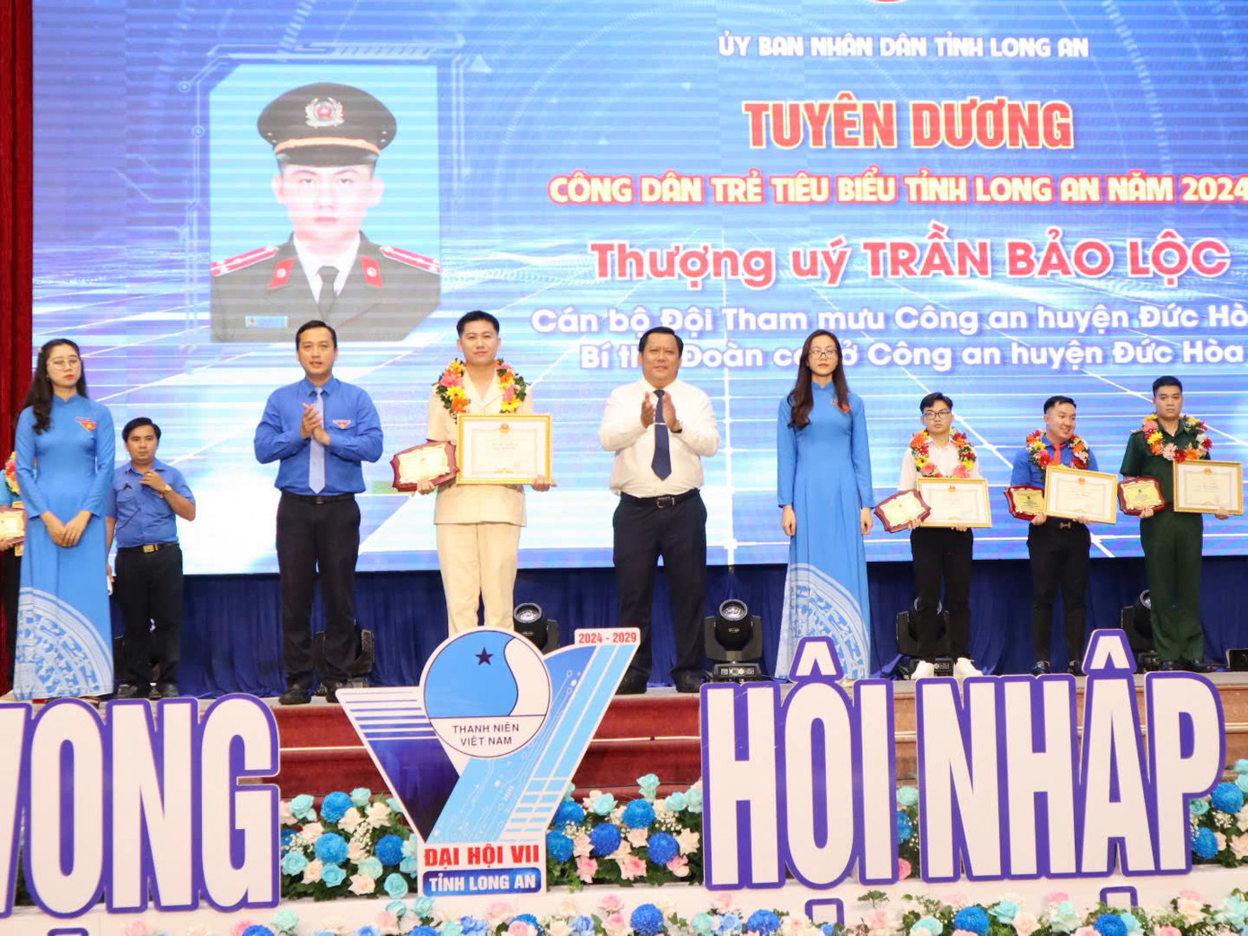 Thượng úy Trần Bảo Lộc - Cán bộ Đội Tham mưu Công an huyện Đức Hòa đã chủ động xây dựng và thực hiện các công trình thanh niên như: “Tuyến đường an toàn giao thông” và “Trạm tiếp sức nghĩa tình”, mô hình “Hành trình san sẻ yêu thương”, đồng thời, đẩy mạnh tuyên truyền pháp luật cho học sinh,... Trong giai đoạn 2022-2024, đơn vị đã điều tra khám phá gần 350 vụ án, bắt giữ hơn 500 đối tượng.