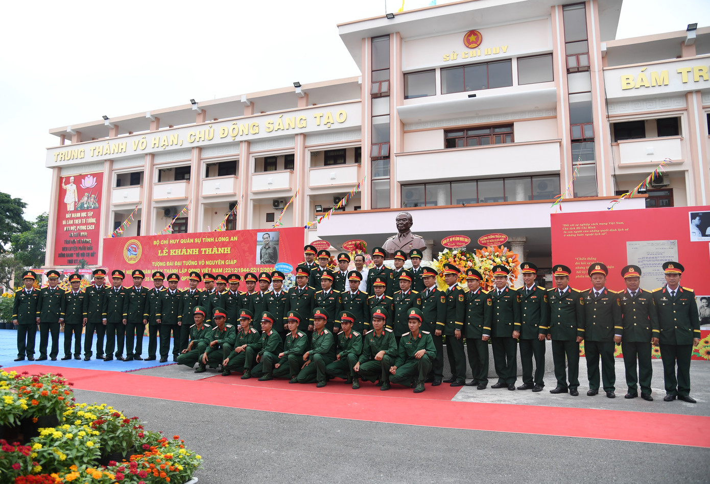 Tượng đài Đại tướng Võ Nguyên Giáp được xây dựng tại trung tâm sân trước tòa nhà Sở Chỉ huy Bộ Chỉ huy Quân sự tỉnh Long An. Tượng đài Đại tướng Võ Nguyên Giáp được xây dựng tại trung tâm sân trước tòa nhà Sở Chỉ huy Bộ Chỉ huy Quân sự tỉnh Long An.