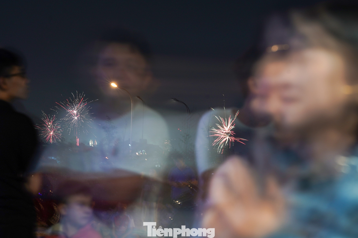 Việc người dân xung quanh công viên hoà nhịp pháo hoa cùng với thành phố tạo nên cảnh tượng vô cùng bắt mắt. Việc người dân xung quanh công viên hoà nhịp pháo hoa cùng với thành phố tạo nên cảnh tượng vô cùng bắt mắt.