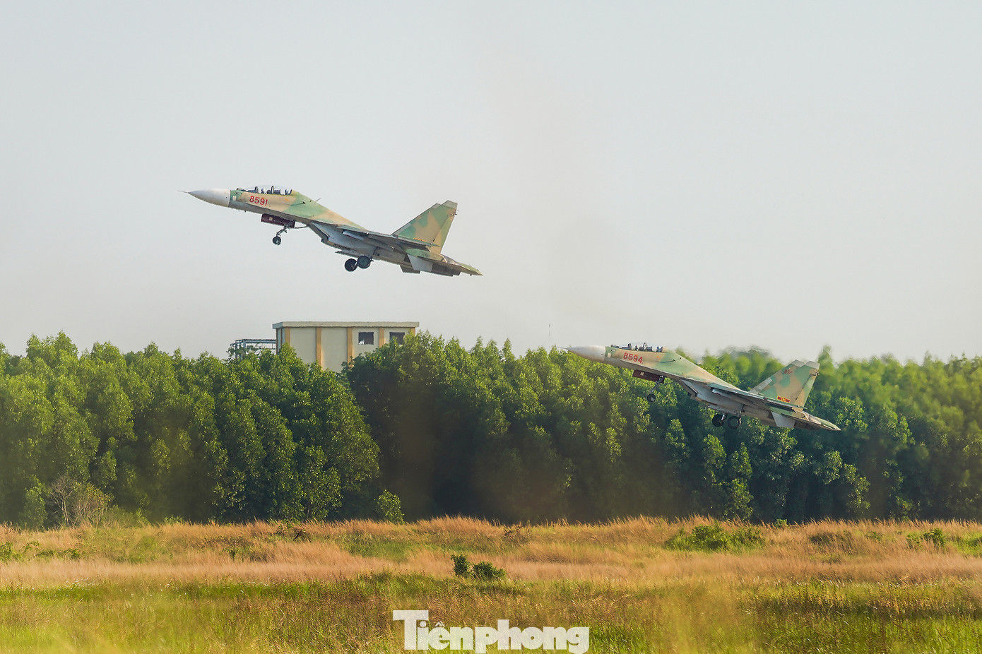 Su-30MK2 là loại máy bay chiến đấu có hai động cơ với những cải tiến phụ phù hợp nhu cầu tác chiến trên biển nhiệt đới. Đây là khí tài hiện đại bậc nhất của Quân đội Nhân dân Việt Nam.