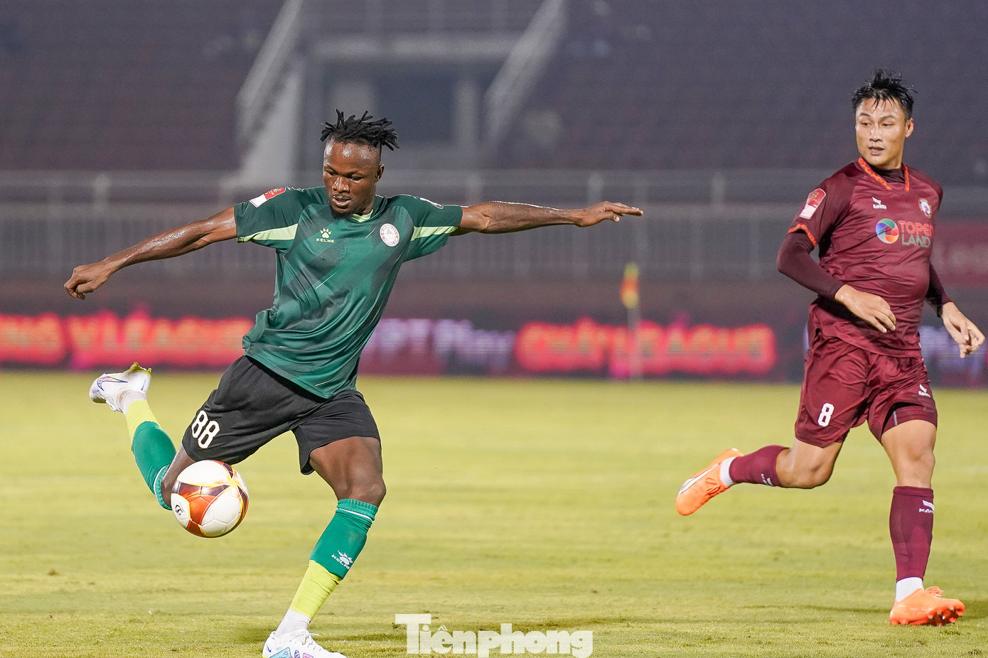 Tình huống xảy ra ở phút 79, xuất phát từ cú sút ngoài vòng cấm của Mansaray. Tình huống xảy ra ở phút 79, xuất phát từ cú sút ngoài vòng cấm của Mansaray.