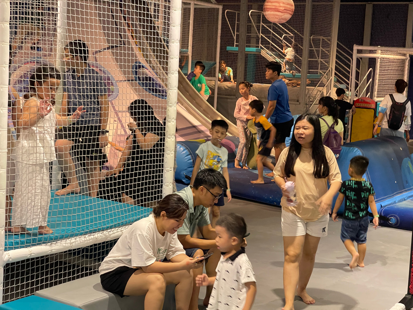 Hình ảnh tại một khu vui chơi trẻ em bên trong TTTM ở quận 10.