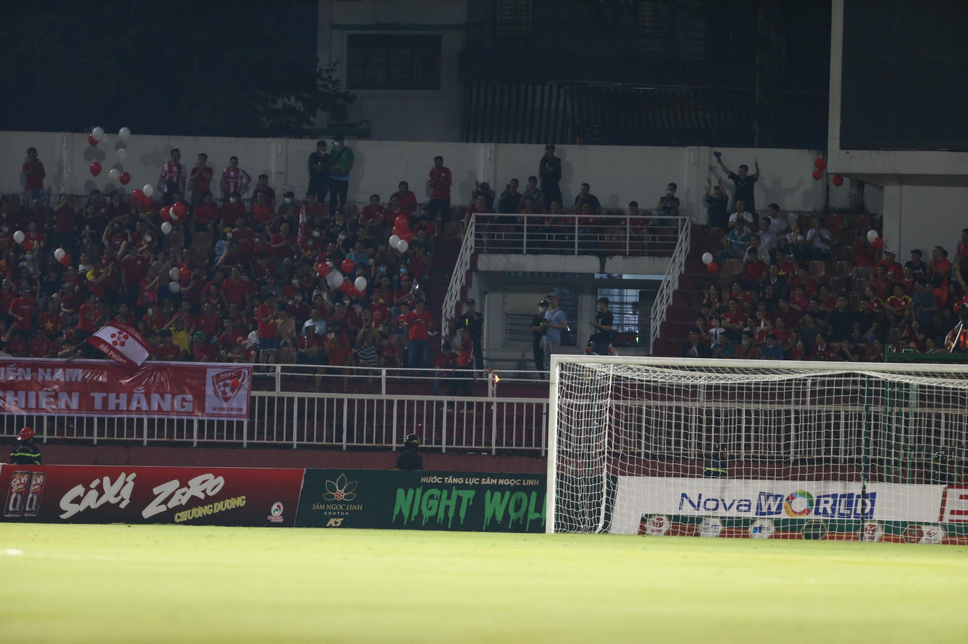 Trước đó, ngày 10/6, trận đấu giữa CLB Hải Phòng và CLB Hà Nội ở giải giao hữu trên sân Lạch Tray có lúc đã phải dừng lại do CĐV đốt pháo sáng phủ kín khán đài. Thủ môn Bùi Tấn Trường thậm chí chia sẻ đã không thở được vì khói pháo.