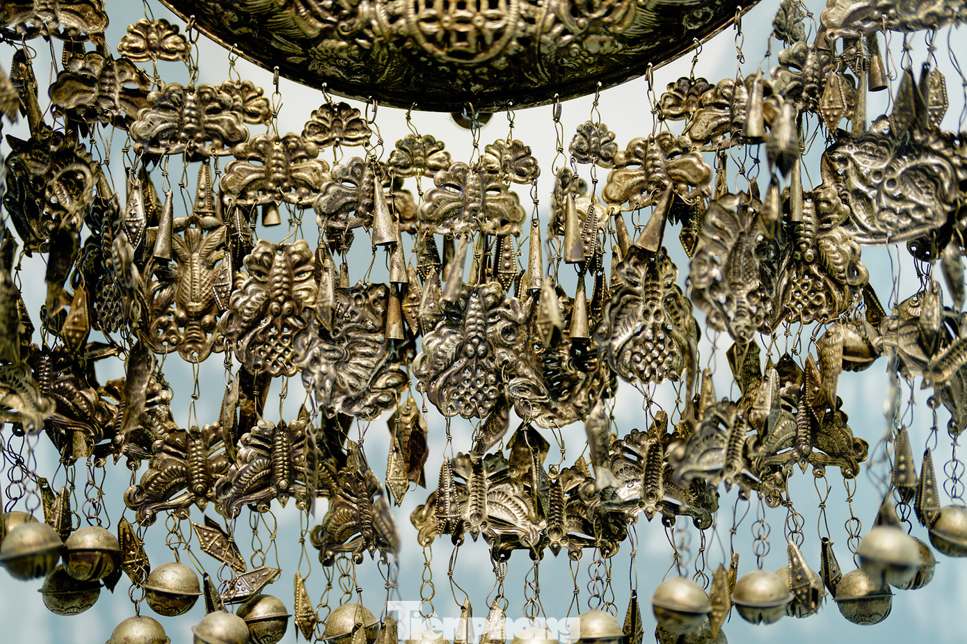 "Mặt" vòng cổ của người H'mông gây ấn tượng mạnh với sự cầu kỳ và tinh xảo.