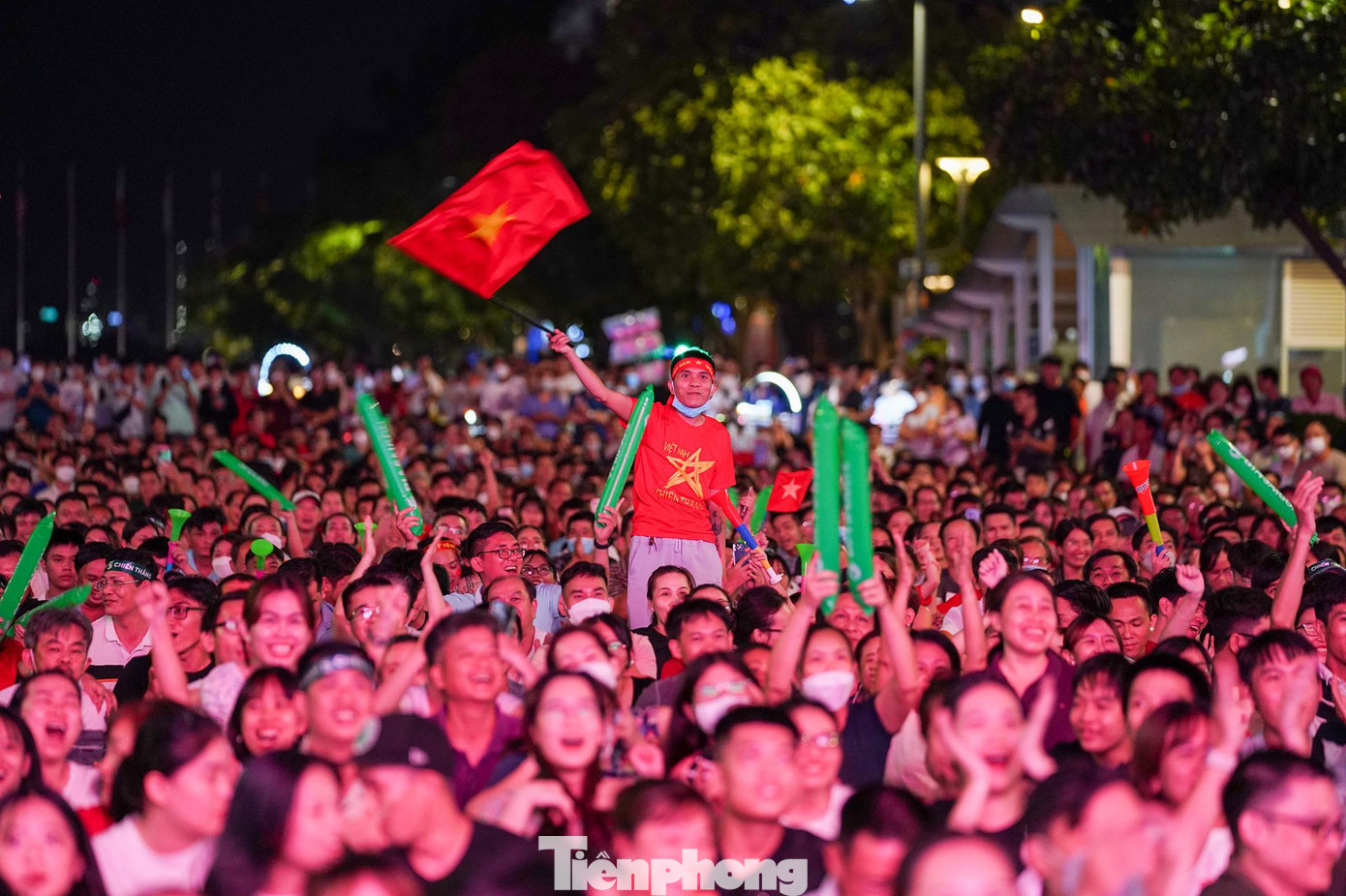 Thầy trò HLV Gong đang chiếm thế chủ động ở giữa sân, do đó cầm bóng áp đảo. Tuy nhiên, U23 Việt Nam chưa tạo được pha tấn công thật sự gây nguy hiểm từ đầu trận nên không khí chưa thật sự cuồng nhiệt. Thầy trò HLV Gong đang chiếm thế chủ động ở giữa sân, do đó cầm bóng áp đảo. Tuy nhiên, U23 Việt Nam chưa tạo được pha tấn công thật sự gây nguy hiểm từ đầu trận nên không khí chưa thật sự cuồng nhiệt.