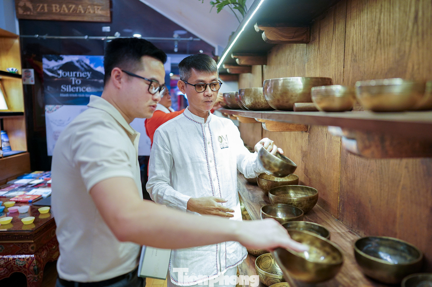 Tại một đô thị ồn ào và náo nhiệt như TPHCM, nơi này là một trong số rất ít địa chỉ trải nghiệm "tắm âm thanh" giữa trung tâm thành phố. Khách trải nghiệm được hướng dẫn theo một vòng tròn, từ tìm hiểu các dòng chuông, trải nghiệm góc tĩnh lặng để cảm nhận vị ngon một chiếc bánh hay đơn giản là tập trung vào một dòng trong một quyển sách đến dùng âm thanh kích hoạt toàn thân, đánh thức các giác quan...