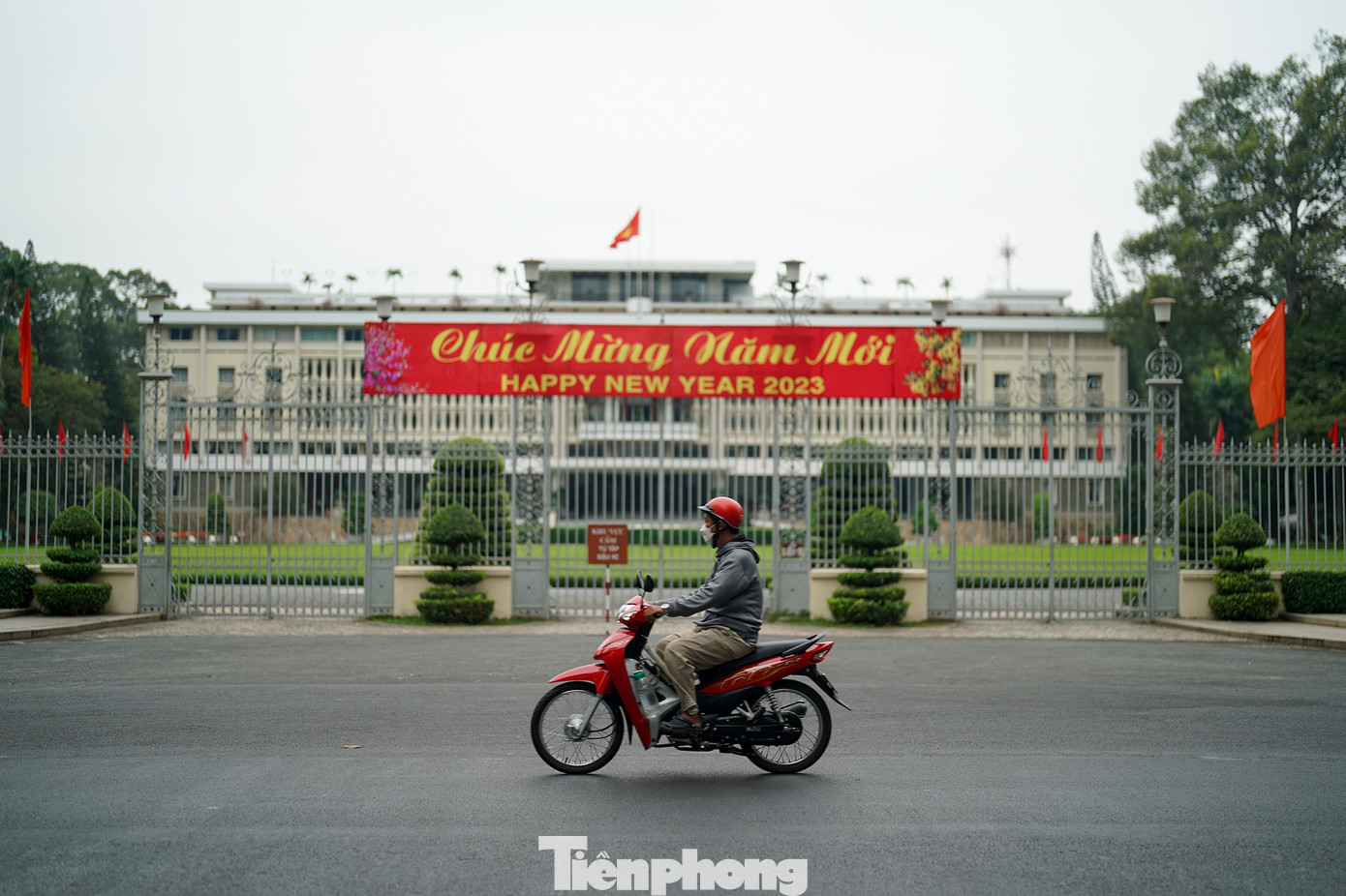 Phía trước Hội trường Thống Nhất khá yên tĩnh vào sáng 1/1.