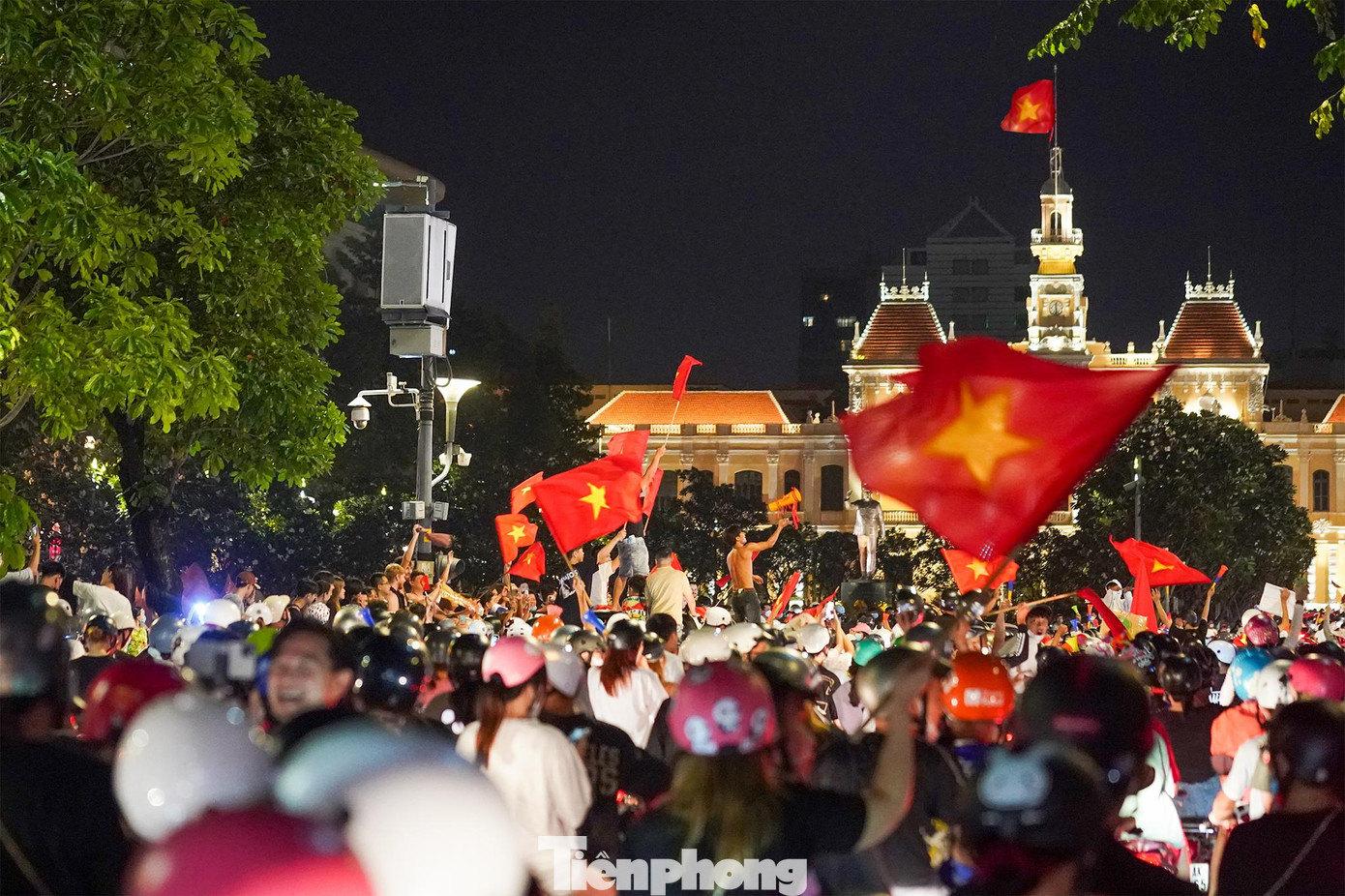 Khoảng 23h, tuyến đường trước toà nhà UBND Thành phố ken cứng.