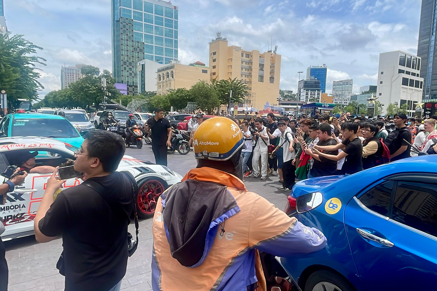 Khu vực hồ sen phun nước trước tượng đài Bác Hồ giao thông hỗn loạn.