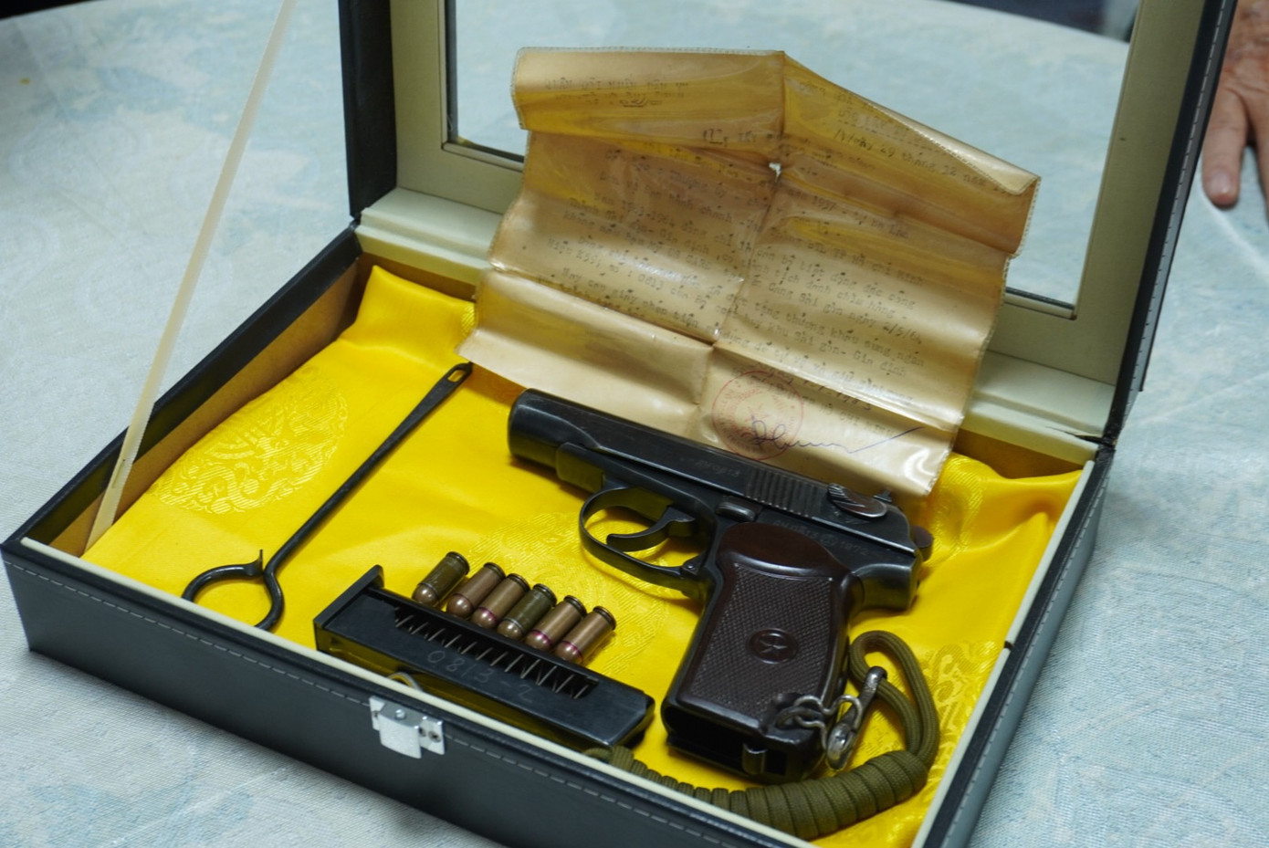 Đi kèm hiện vật còn có một cây thông nòng súng, cùng một giấy phép sử dụng súng. Các hiện vật được gia đình giữ gìn và bảo quản tốt suốt thời gian qua, không bị hỏng hóc, hư hại. Đi kèm hiện vật còn có một cây thông nòng súng, cùng một giấy phép sử dụng súng. Các hiện vật được gia đình giữ gìn và bảo quản tốt suốt thời gian qua, không bị hỏng hóc, hư hại.