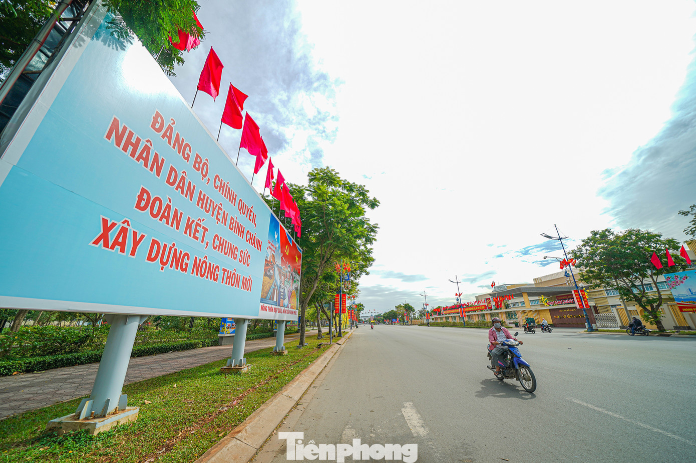 Những ngày này, người dân đi qua khu vực huyện Bình Chánh sẽ choáng ngợp trước một huyện ngoại thành khoác tấm áo mới chào Xuân Quý Mão 2023.