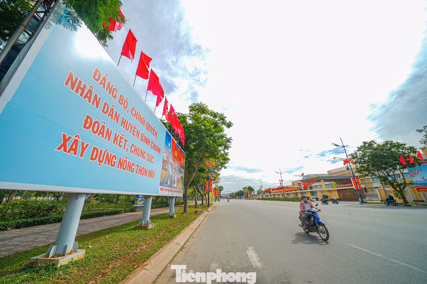 Những ngày này, người dân đi qua khu vực huyện Bình Chánh sẽ choáng ngợp trước một huyện ngoại thành khoác tấm áo mới chào Xuân Quý Mão 2023.