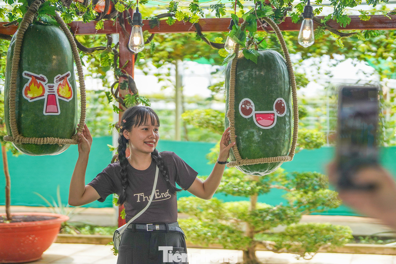 "Nhìn hay lắm, lần đầu tôi mới thấy mấy trái bí đao như thế này. Tôi đang háo hức chờ xem triển lãm tạo hình trái cây nghệ thuật và mấy chú bò sát trong ngày hội sinh vật cảnh", chị Lê Thu Thảo (ngụ quận 7) chia sẻ.