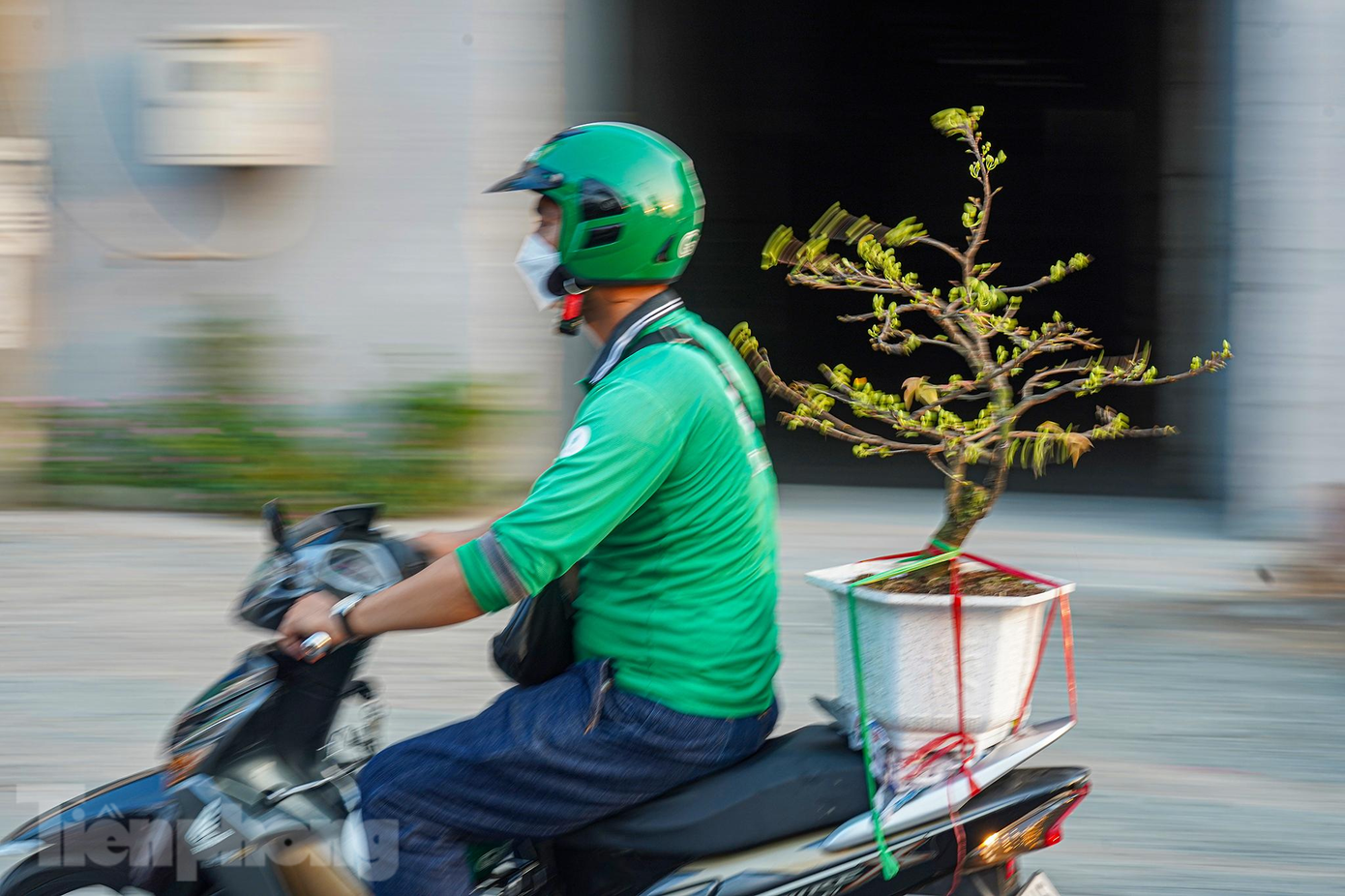 Tranh thủ sau giờ chạy xe ôm công nghệ, anh Trần Văn Hưởng (ngụ quận 8, TPHCM) lựa một chậu bonsai với giá 550.000 đồng. " Mấy năm trước đi hai ba vòng mới mua được. Năm nay mình tranh thủ ra lựa một cây. Cứ nghĩ là sau dịch sẽ ít hoa hơn để chọn nhưng ra thấy nhiều quá chừng. Dịch dã ai cũng khổ, người nông dân năm được có mùa tết, mình chạy ra lựa cây nào vừa mắt mua ngay, không trả giá. Mua để ủng hộ bà con", anh Hưởng nói.