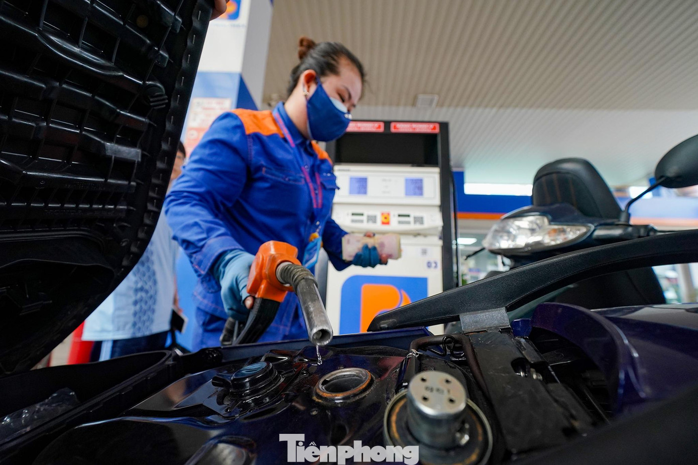 Theo Bộ Tài chính, nguyên nhân thiếu hàng tại một số đại lý, cửa hàng bán lẻ xăng dầu và chiết khấu giảm có thể do sản lượng nhập khẩu giảm và lượng tồn kho của thương nhân đầu mối giảm. Ngoài ra, việc chiết khấu xăng dầu có thể phụ thuộc vào chính sách bán hàng, năng lực của thương nhân đầu mối mà đại lý ký hợp đồng trực tiếp. Sự khác nhau trong chiết khấu giữa thương nhân đầu mối kinh doanh xăng dầu do hợp đồng ký kết giữa họ và đại lý kinh doanh và phụ thuộc vào khả năng điều động nguồn hàng của thương nhân đầu mối.