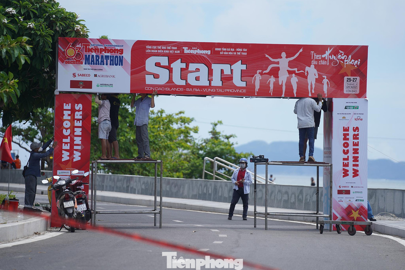 Công tác trang trí của giải Tiền Phong Marathon cũng đang dần hoàn tất. Công tác trang trí của giải Tiền Phong Marathon cũng đang dần hoàn tất.