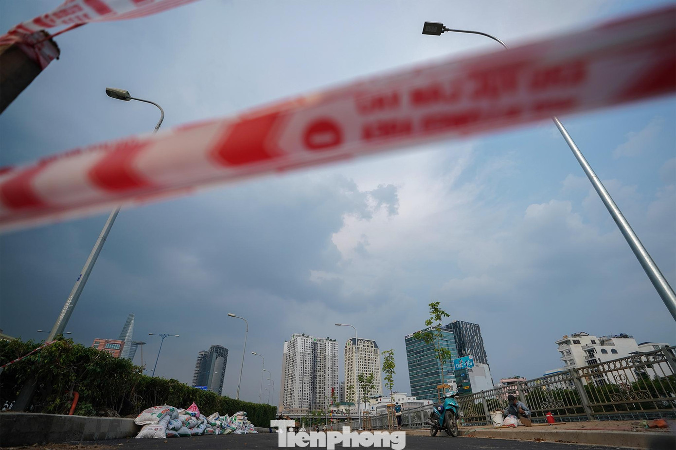 Tổng kinh phí đầu tư cho dự án đường song hành Võ Văn Kiệt trên 50 tỉ đồng. Dự án đường song hành Võ Văn Kiệt sau khi hoàn thành, đưa vào khai thác, việc di chuyển xe hướng từ cầu Ông Lãnh về đường Pasteur kỳ vọng sẽ thuận lợi, không đi vòng qua cầu Calmette, vòng qua quận 4.