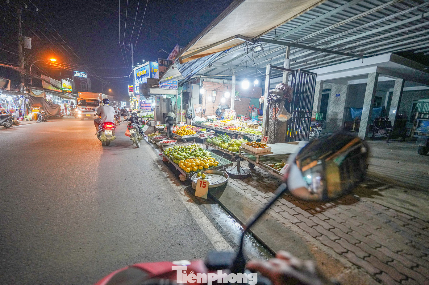 Để ngăn chặn tình trạng lấn chiếm vỉa hè, cần có sự quản lý chặt chẽ từ chính quyền các địa phương và sự nhận thức từ các chủ cơ sở kinh doanh.
