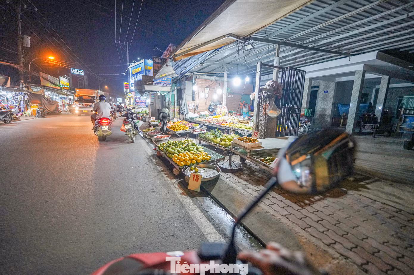Để ngăn chặn tình trạng lấn chiếm vỉa hè, cần có sự quản lý chặt chẽ từ chính quyền các địa phương và sự nhận thức từ các chủ cơ sở kinh doanh.