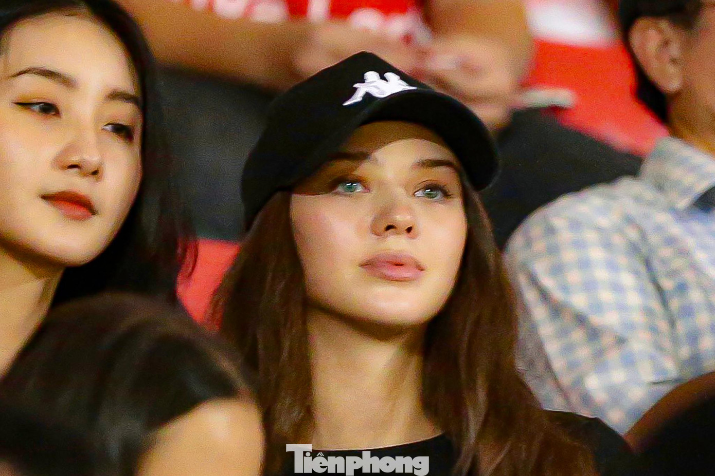 Vợ thủ môn Bùi Tiến Dũng dự khán, cổ vũ trong ngày chồng cô không xuất hiện trong đội hình xuất phát. Vợ thủ môn Bùi Tiến Dũng dự khán, cổ vũ trong ngày chồng cô không xuất hiện trong đội hình xuất phát.