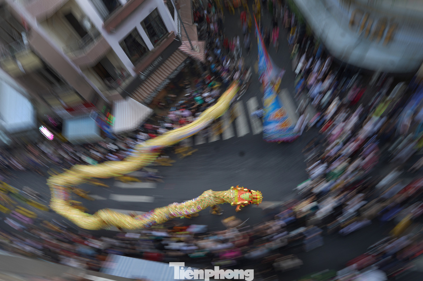 Bên cạnh các nghi lễ, các hoạt động trong Tết Nguyên tiêu thể hiện tính cộng đồng đặc trưng của đồng bào dân tộc Hoa như biểu diễn ca kịch truyền thống, Lân - Sư - Rồng, đấu đèn, đốt đèn, thưởng thức ẩm thực truyền thống, diễu hành nghệ thuật đường phố…